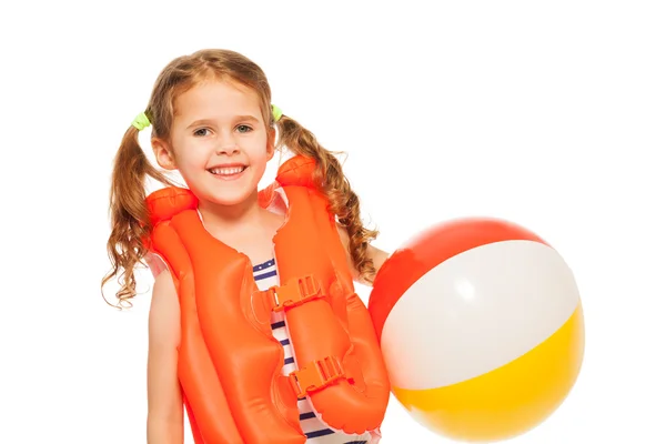 Menina em colete salva-vidas com bola de vento — Fotografia de Stock