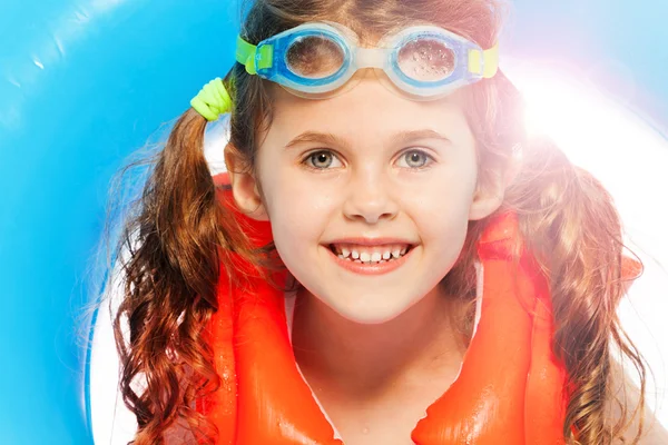 Malá holčička se chce plavat na slunečný den — Stock fotografie