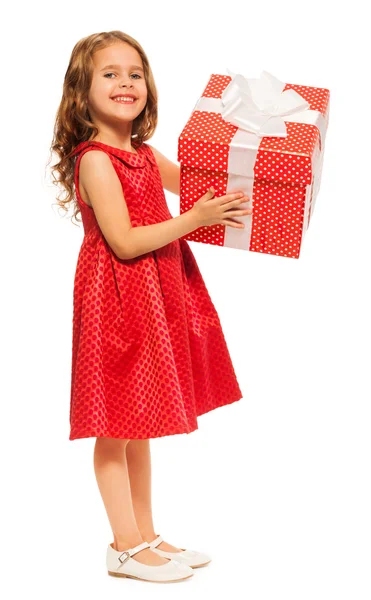 Menina com enorme presente de aniversário — Fotografia de Stock