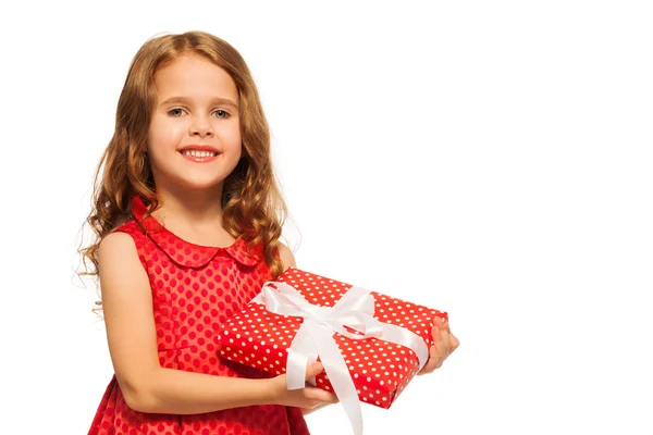 Retrato de uma menina segurar pequeno presente — Fotografia de Stock