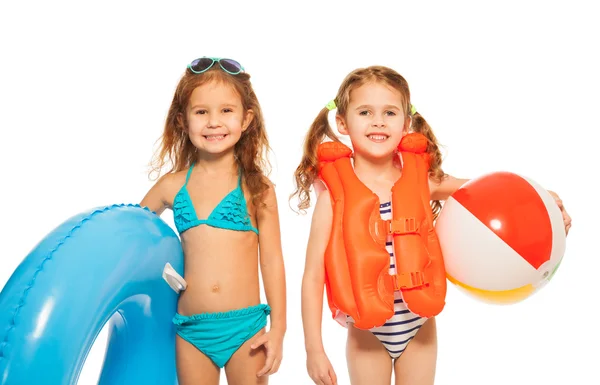 Dvě malé dívky v plavkách — Stock fotografie