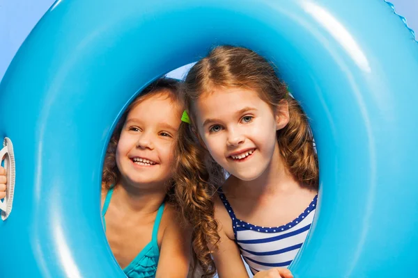 Девушки в купальниках с большим резиновым кольцом — стоковое фото