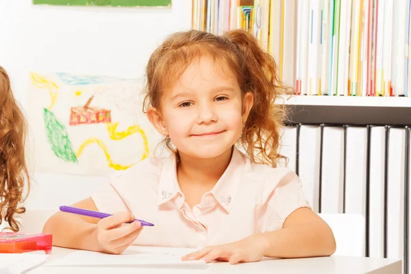 Cleveres Mädchen mit lila Bleistift — Stockfoto