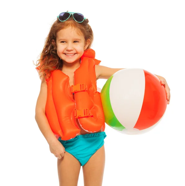 Menina feliz em colete salva-vidas com bola de borracha colorida — Fotografia de Stock