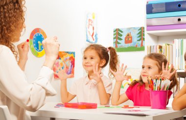 Öğrencilerin parmak egzersizleri yapıyor