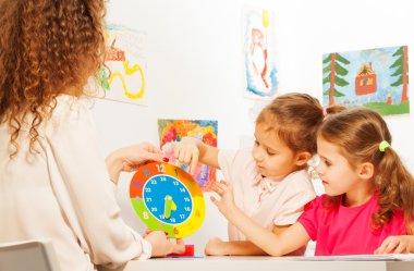 İki kız öğrenciler eğitim