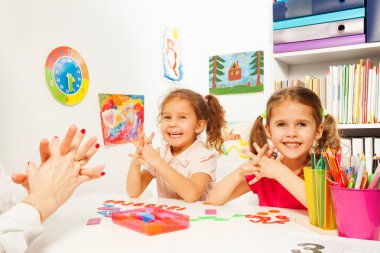 İki kız parmak egzersizleri yapıyor