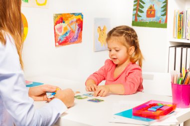 Sınıfta tablo kartlarından alarak küçük kız