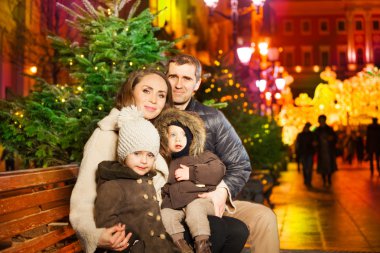 Şehir parkında oturan aile