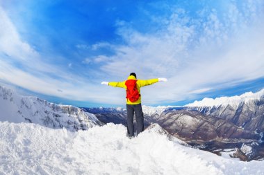 Backpacker dağ tepe üstünde durmak