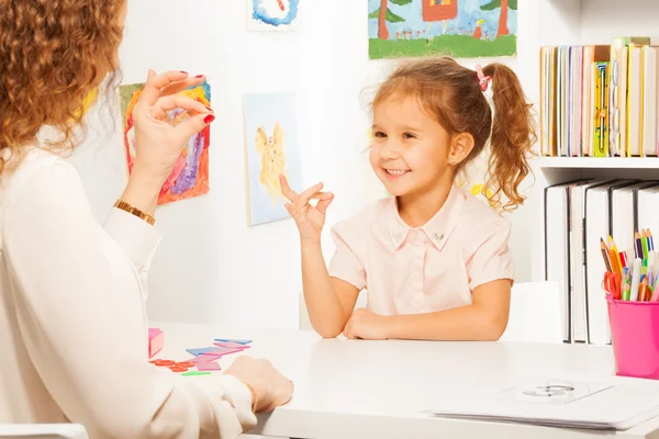 Schülerin übt Fingerfertigkeit als Lehrerin — Stockfoto