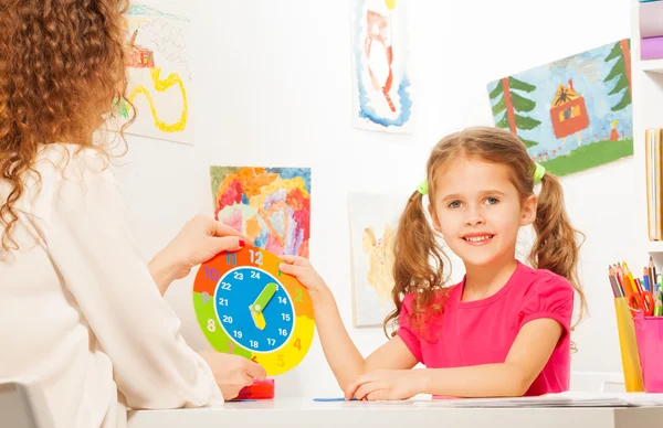 Ragazza che studia tempo con il modello di orologio in cartone — Foto Stock