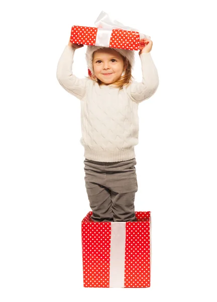 Glad tjej låtsas vara en julklapp — Stockfoto