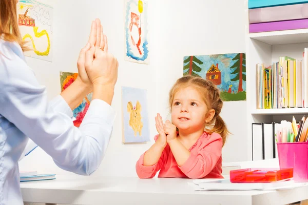 Menina jogando jogos de dedo com professor — Fotografia de Stock