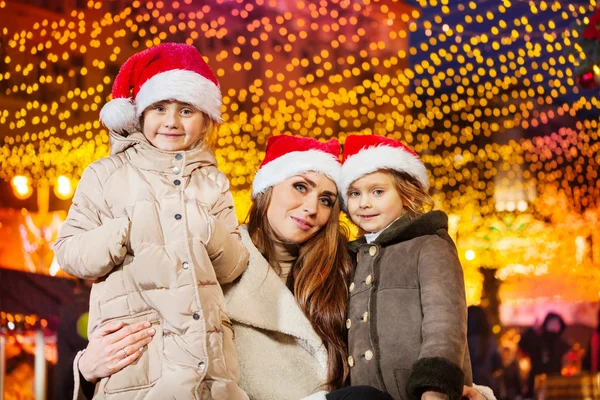Familia con sombreros rojos de Santa Claus —  Fotos de Stock