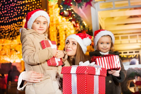 Madre e le sue due figlie — Foto Stock