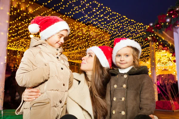 Moeder met twee kleine dochters — Stockfoto