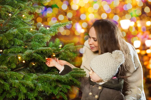 Tjej och mamma har en bra tid i parken — Stockfoto