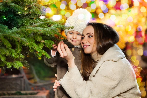 Madre e hija cerca del árbol de Navidad —  Fotos de Stock