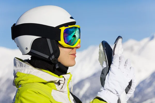 Retrato de esquiador mulher com seu esqui — Fotografia de Stock