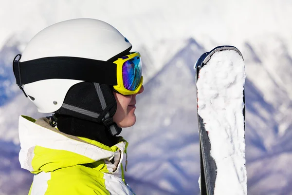 Vrouw met ski-masker en helm — Stockfoto