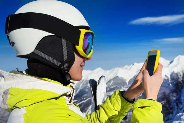 Mujer con máscara de esquí y casco uso de teléfono celular —  Fotos de Stock