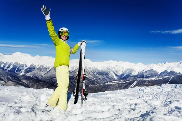 Zwaaien skiër vrouw — Stockfoto