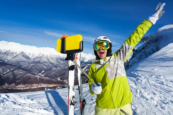 Mulher tomando selfie na montanha — Fotografia de Stock