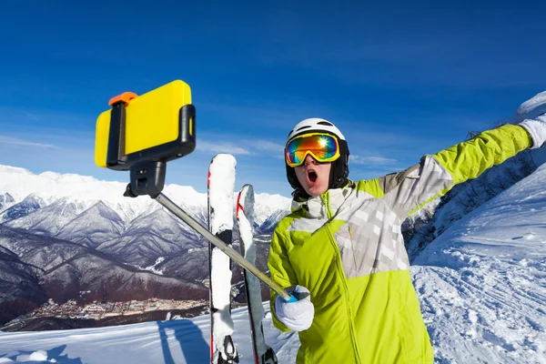 Glücklich kreischender Skifahrer — Stockfoto