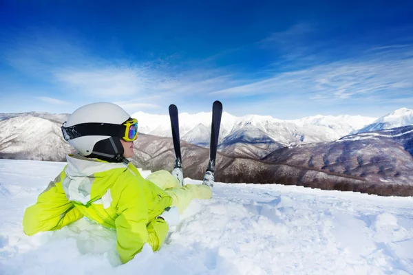 Rest van de skiër in sneeuw — Stockfoto