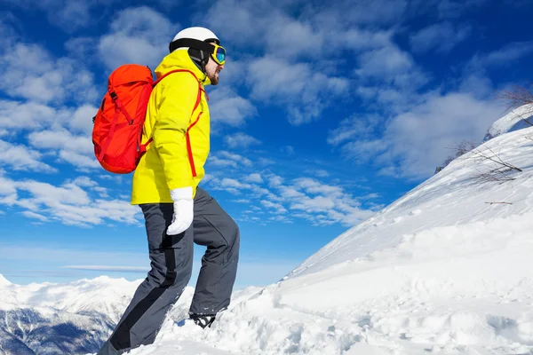 Turysta człowieka na szczycie góry z plecaka — Zdjęcie stockowe