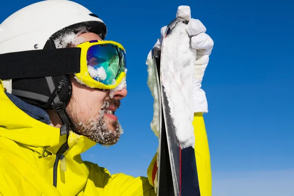 Близкий портрет человека с лыжами — стоковое фото