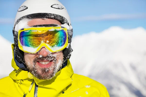 Retrato de hombre esquiador con nieve en la cara —  Fotos de Stock