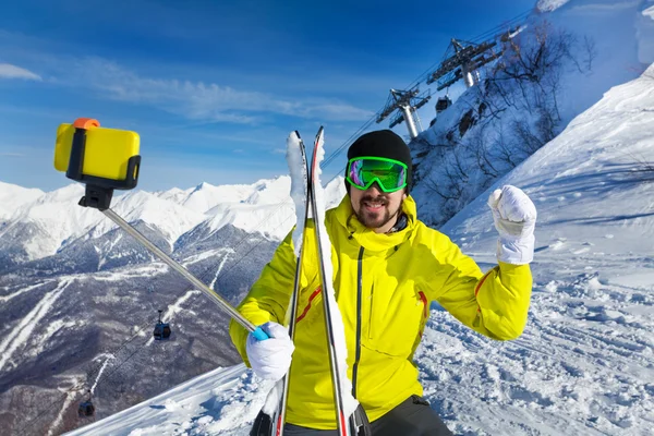 Счастливый лыжник делает селфи на горе — стоковое фото