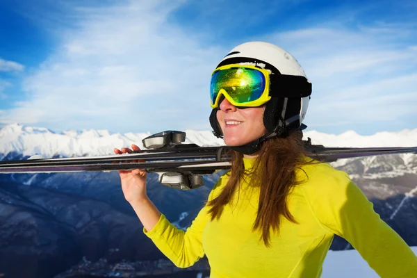 Kobieta szczęśliwa narciarz na słoneczny dzień — Zdjęcie stockowe