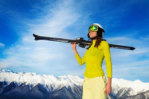 Mulher esquiador em roupas leves sobre o céu — Fotografia de Stock