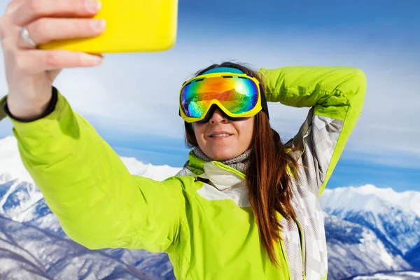 Narciarz kobieta przejmuje selfie z telefonu do góry — Zdjęcie stockowe