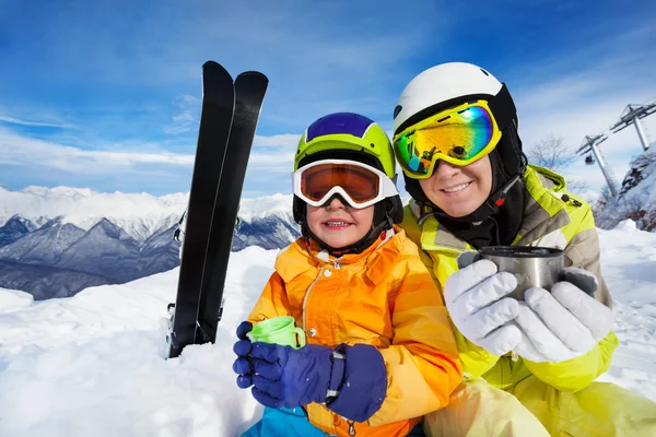 Mutter und Sohn trinken Tee auf dem Berg — Stockfoto