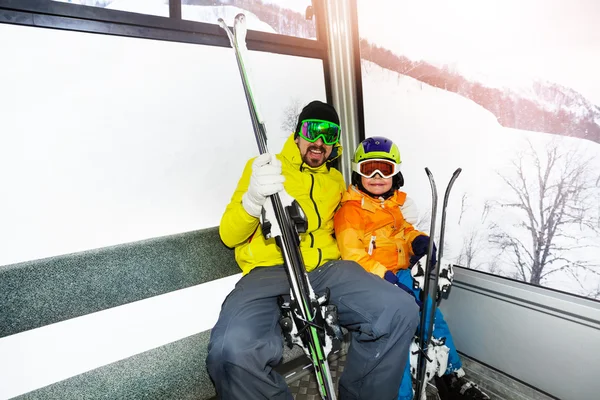 Vater und Sohn in Skiliftkabine — Stockfoto