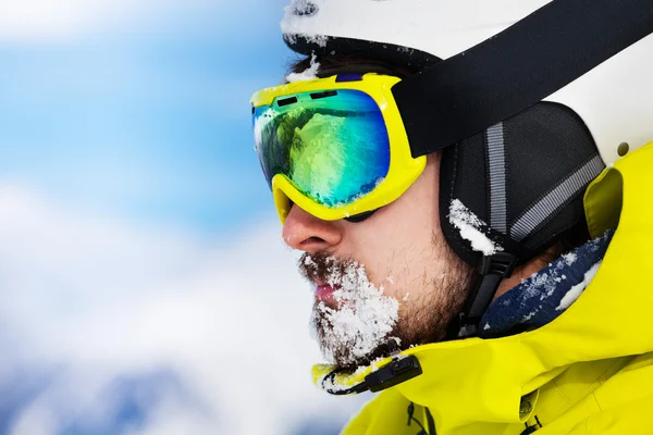 Retrato de hombre en googles de esquí y nieve sobre barba —  Fotos de Stock