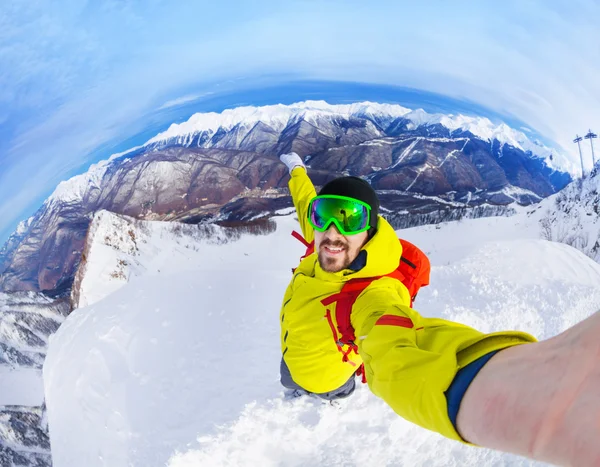 Tomando selfie de pie en la cima de la montaña —  Fotos de Stock