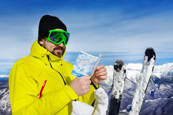 Человек с картой лыжных трасс — стоковое фото