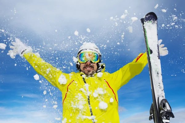 Gelukkig skiër man gooien sneeuw over hemel — Stockfoto