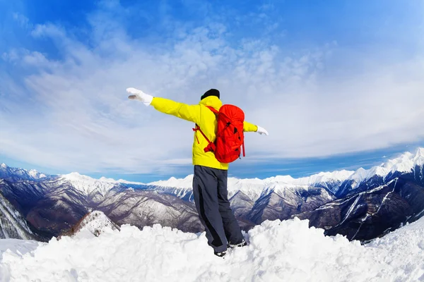 Caminante hombre en la cima de la montaña de nieve pico —  Fotos de Stock