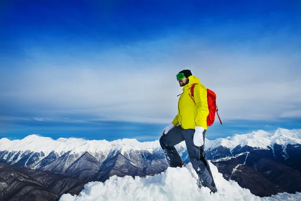 Hiker stand on top of the mountain peak — Stock Photo, Image