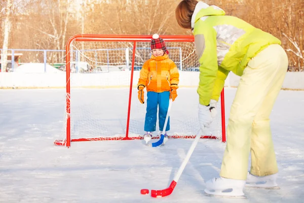 Mamá y el niño juegan hockey sobre hielo —  Fotos de Stock