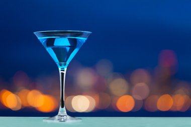 Bardak martini ayakta 
