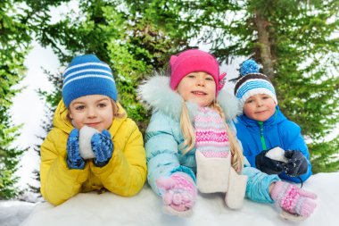 erkek ve kız kar ile oynamak