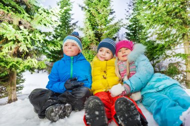 çocuklar karda birlikte renkli giysiler içinde 