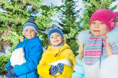 erkek ve kız kar topları ile